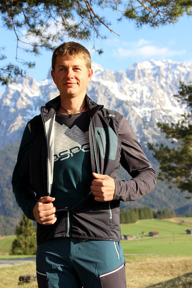 Mann mit CMP Bekleidung