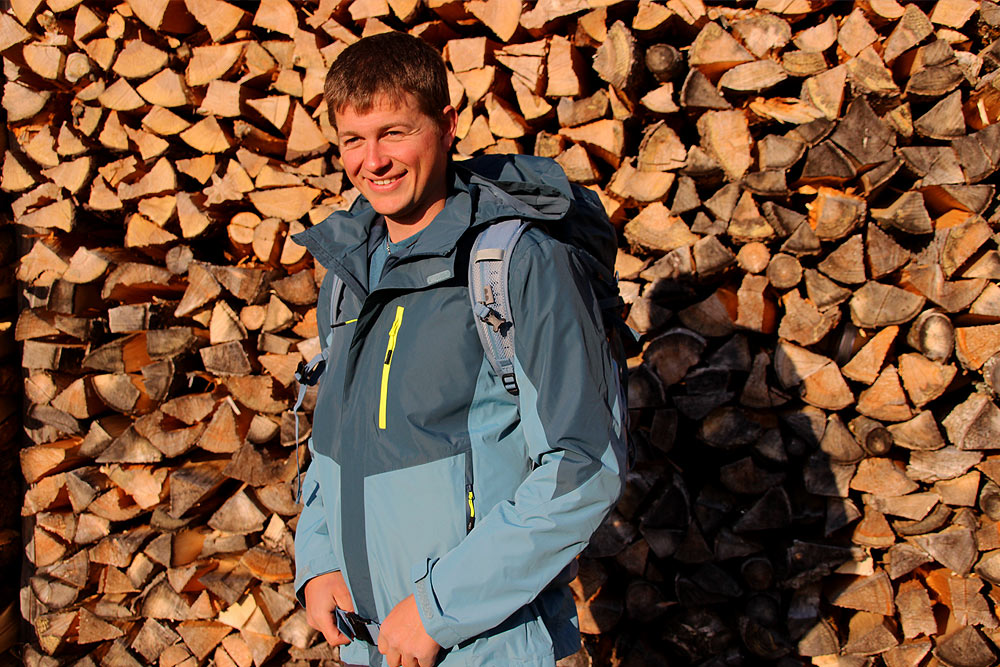 Mann mit Jacke und Rucksack