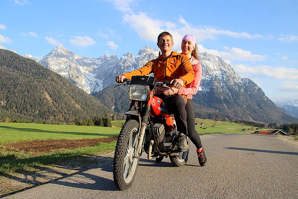 Paar auf Moped vorm Karwendel