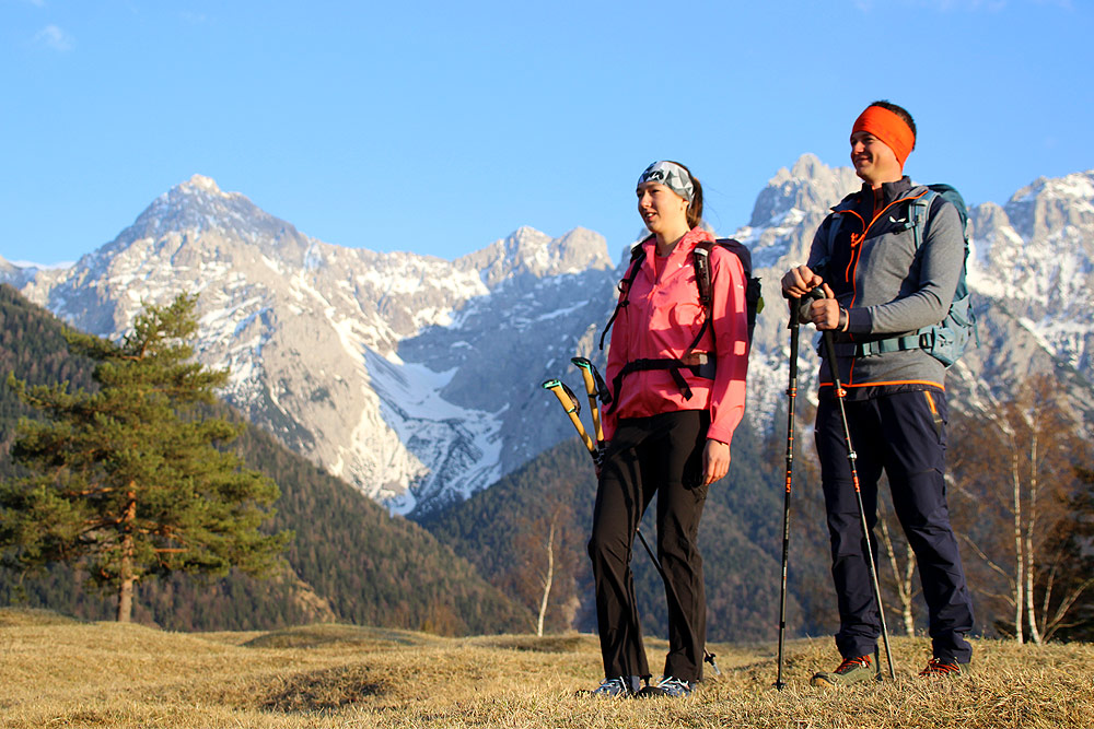 Sportliches Paar beim wandern vorm Karwendel