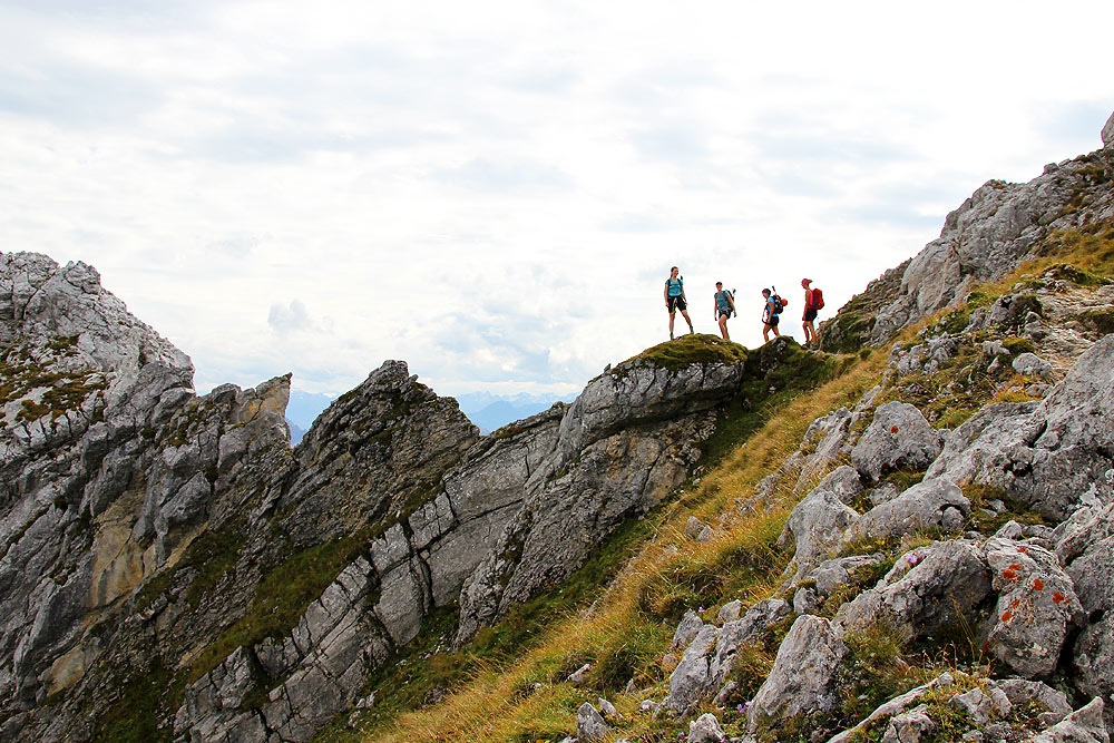 Mädchengruppe beim Wandern am Höhenweg