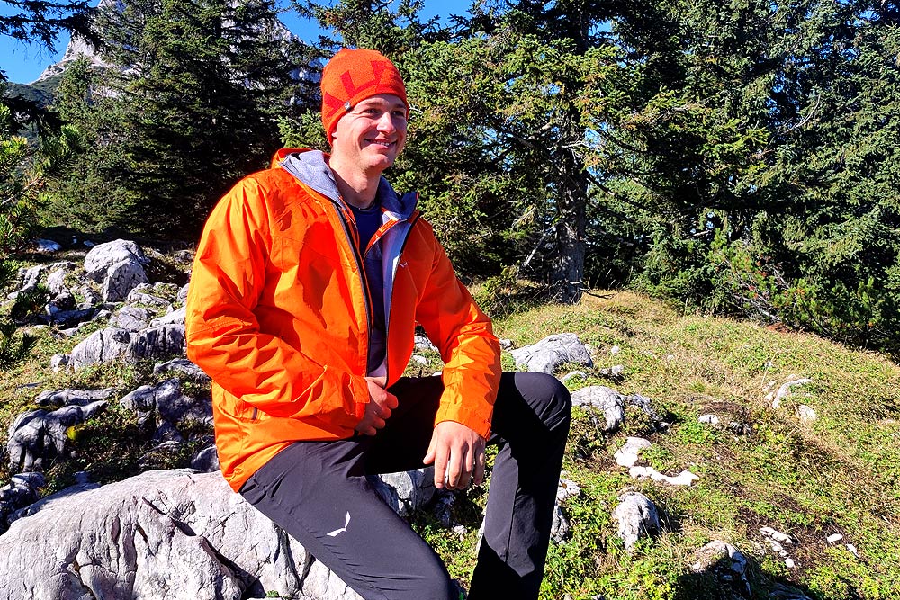 Sitzender Mann mit Outdoorbekleidung
