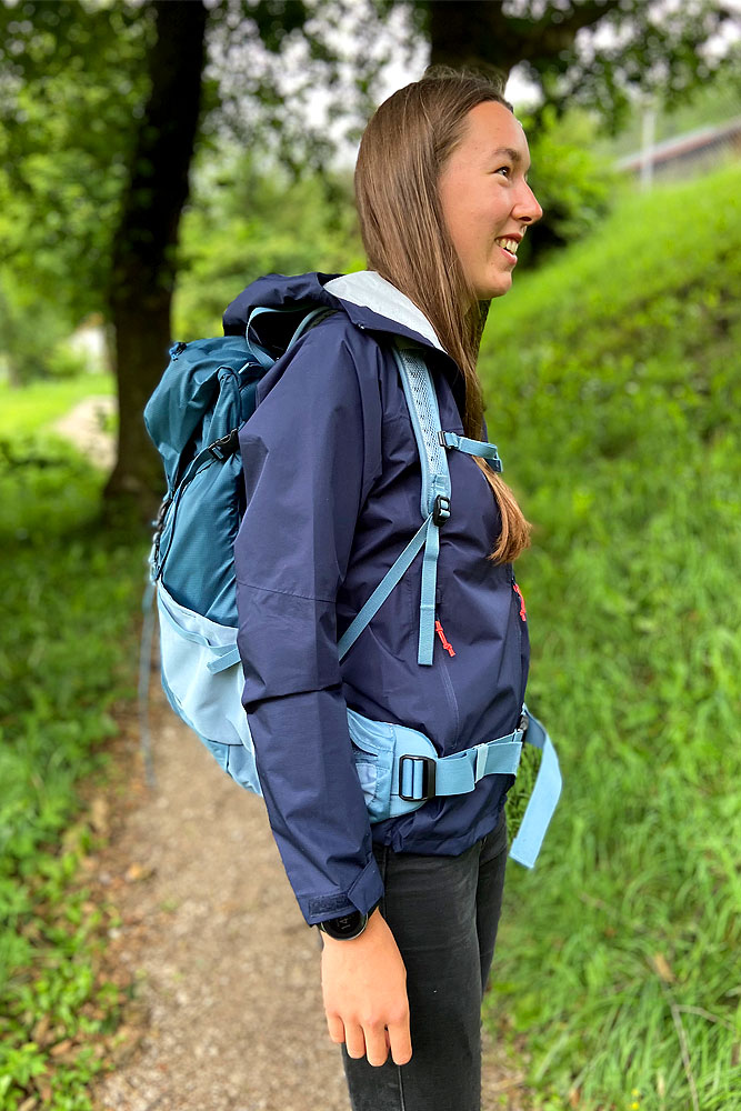 Mädchen mit blauem Rucksack