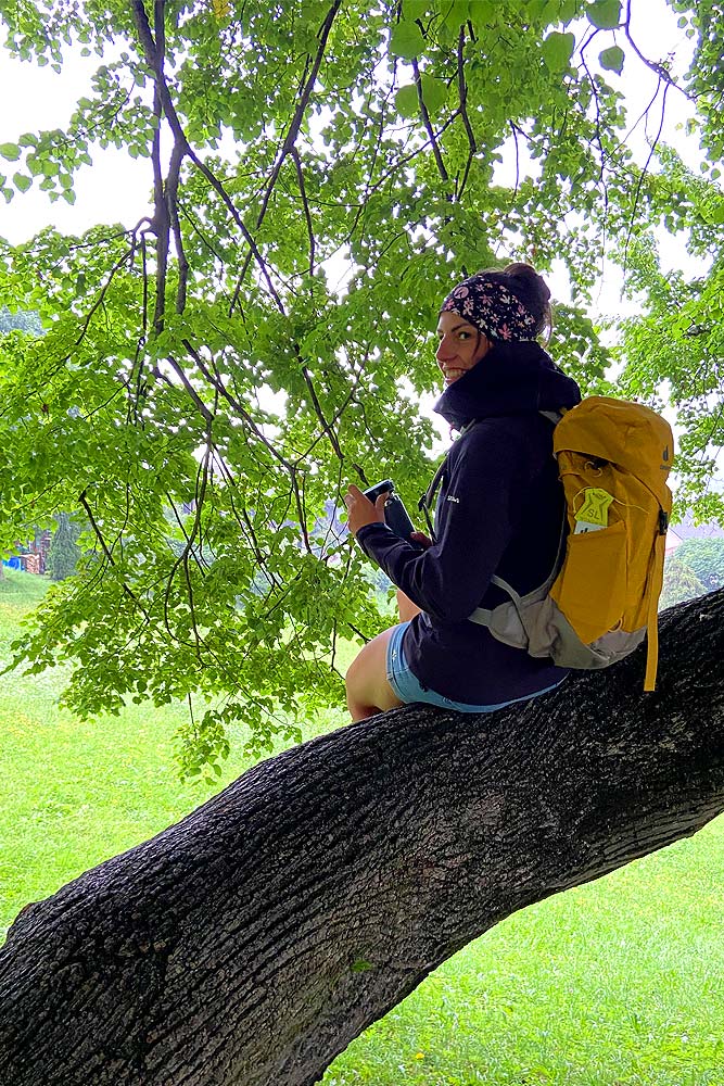 Mädchen mit gelbem Rucksack