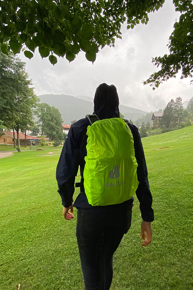 Mädchen mit Deuter Rucksack und Regenhülle